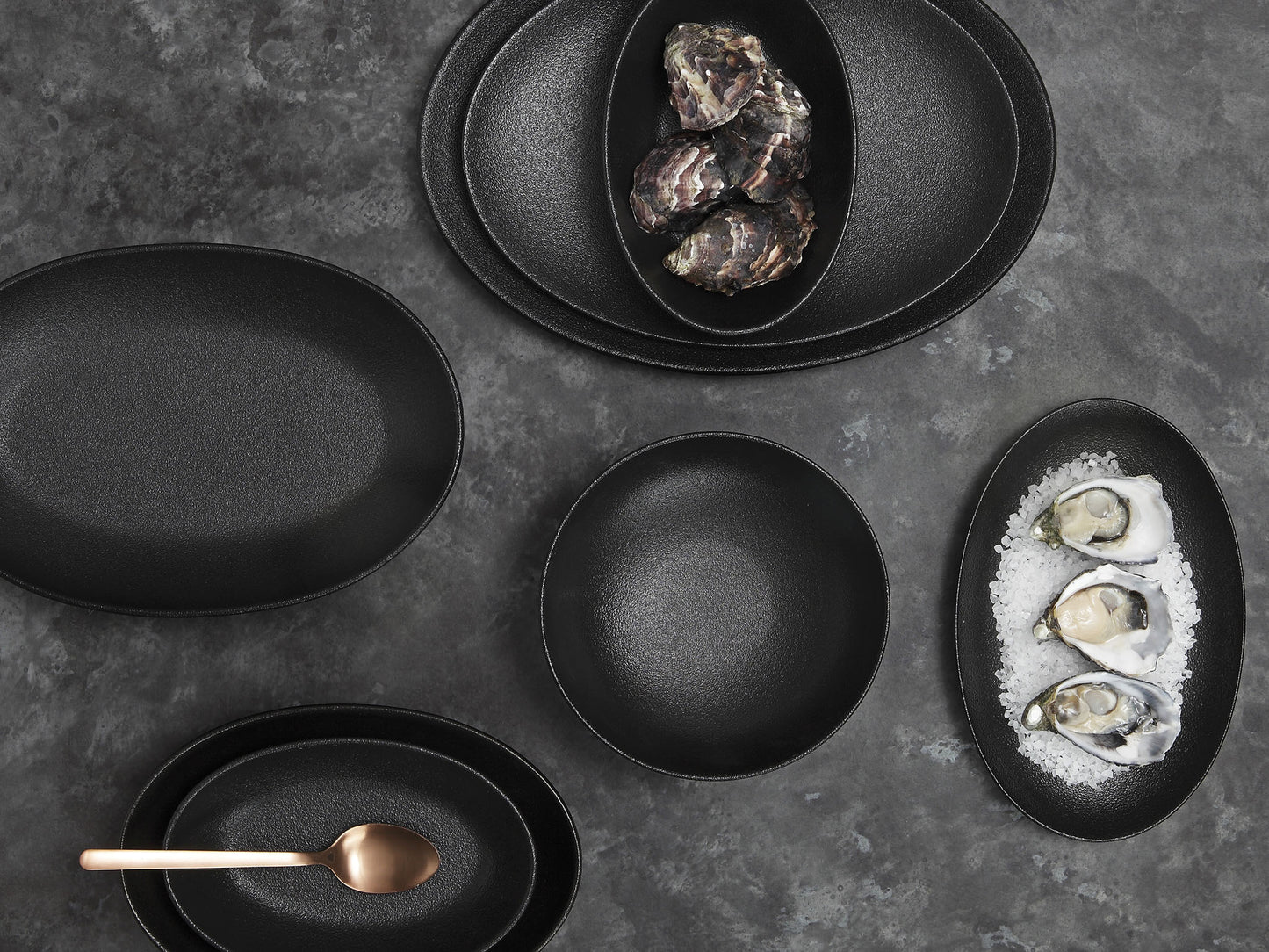 Maxwell & Williams Caviar Oval Plate 35x25cm